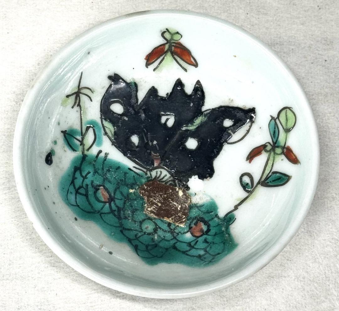 清 同治時代 粉彩花石蝶紋皿 歴史唐物 琺瑯彩 伝世品焼物 中国 WWTT145