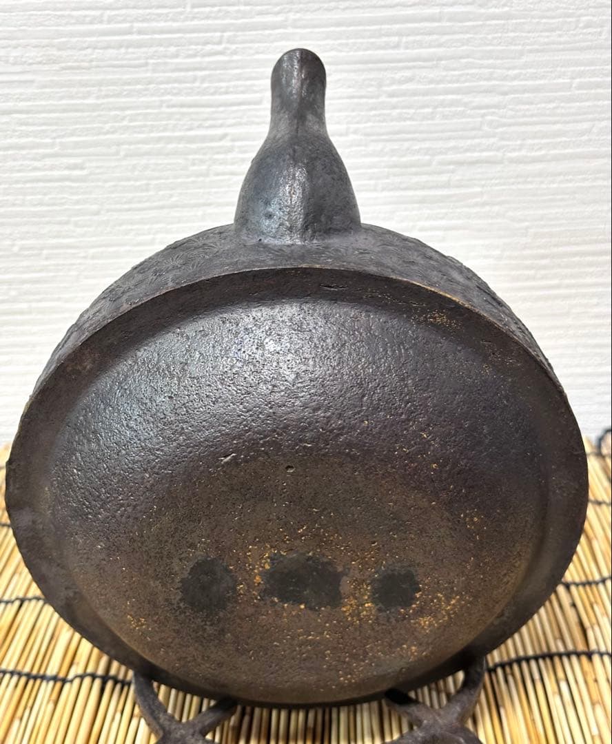 ＵＳＥＤ品 南部岩鋳四代目清末作 真作保証　２３型 松葉文様　南部鉄瓶