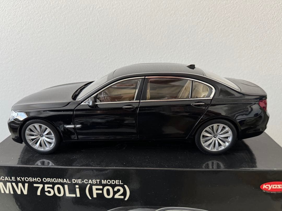 京商BMW 750Li (F02) 1/18 ダイキャストモデル