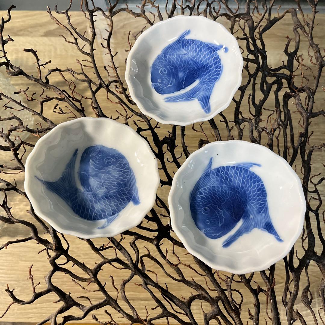 骨董　古伊万里　瀬戸　白磁　染付　波フチ　希少　陽刻　めで鯛　手塩皿　豆皿　３客
