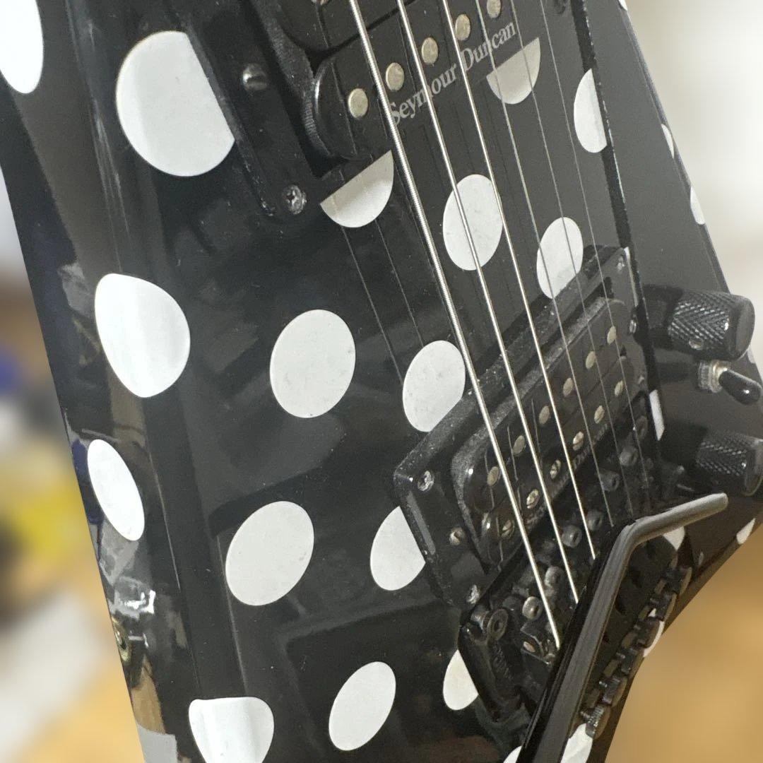 Jackson V型 エレキギター ブラック/ホワイト