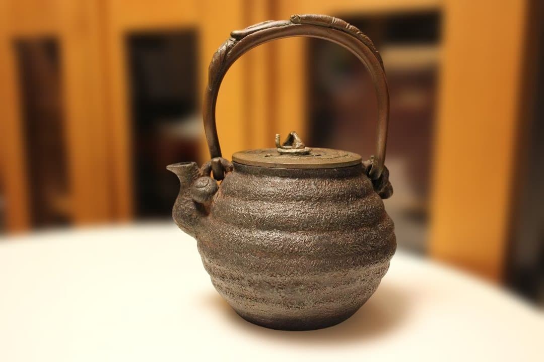 整*屋様 古鉄瓶　小振り亀文堂芋頭鉄瓶　希少品　水漏れなし・状態良好