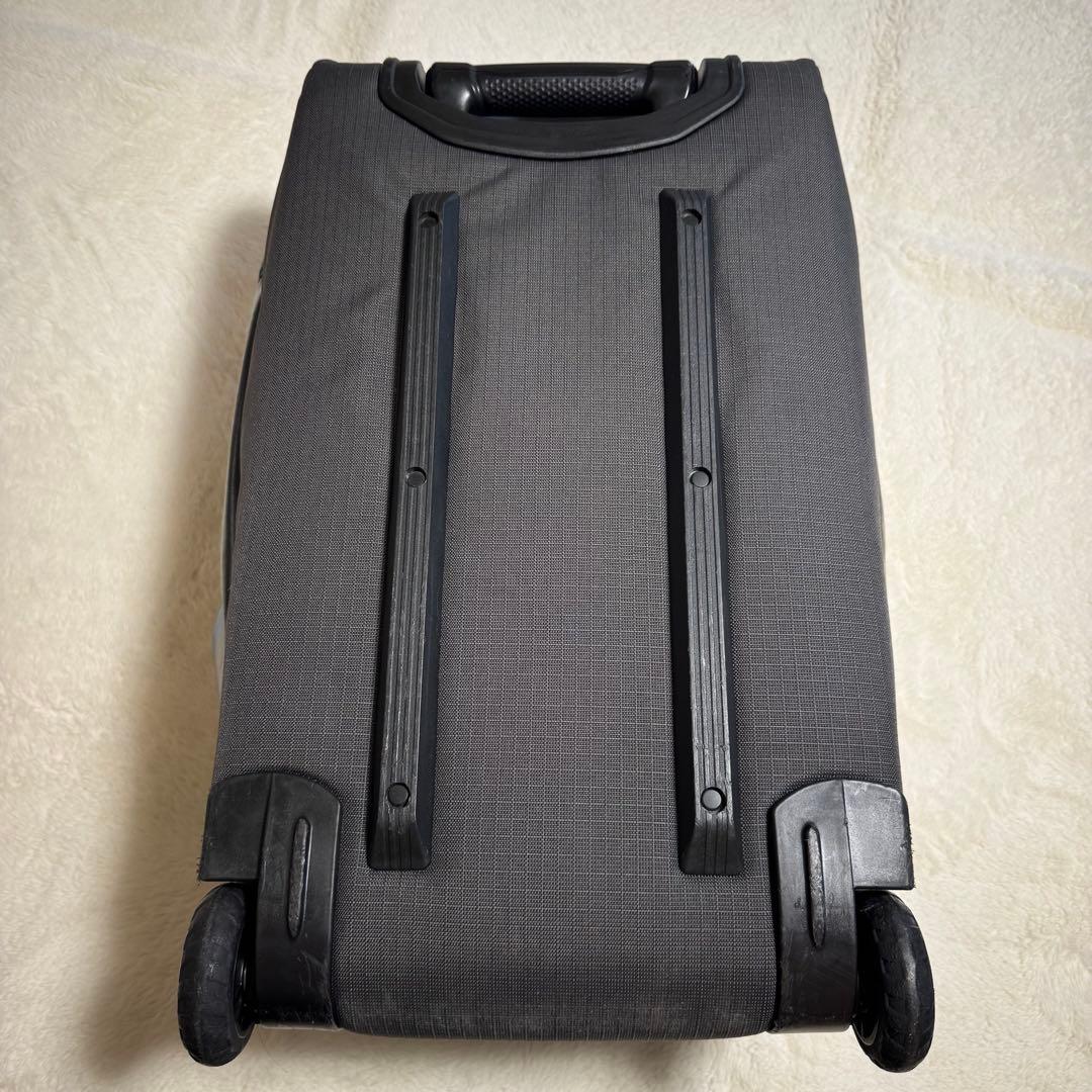 人気パタゴニア　ブラックホール ウィールド ダッフル 40Lグレー