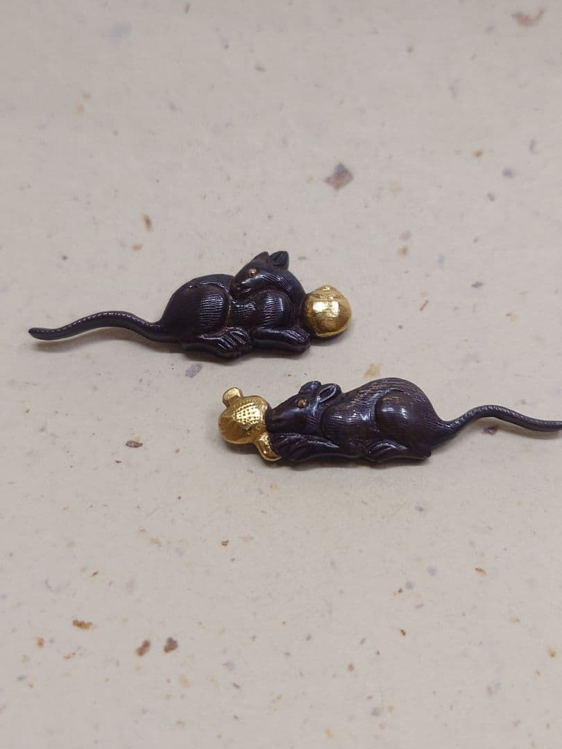 目貫、鉄地に鼠に宝珠図