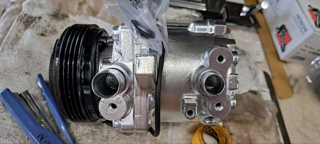 スズキ　エアコンコンプレッサ　95201-58J40 互換あり