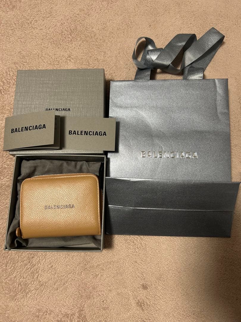 【りこ】BALENCIAGA ベージュ 二つ折り財布