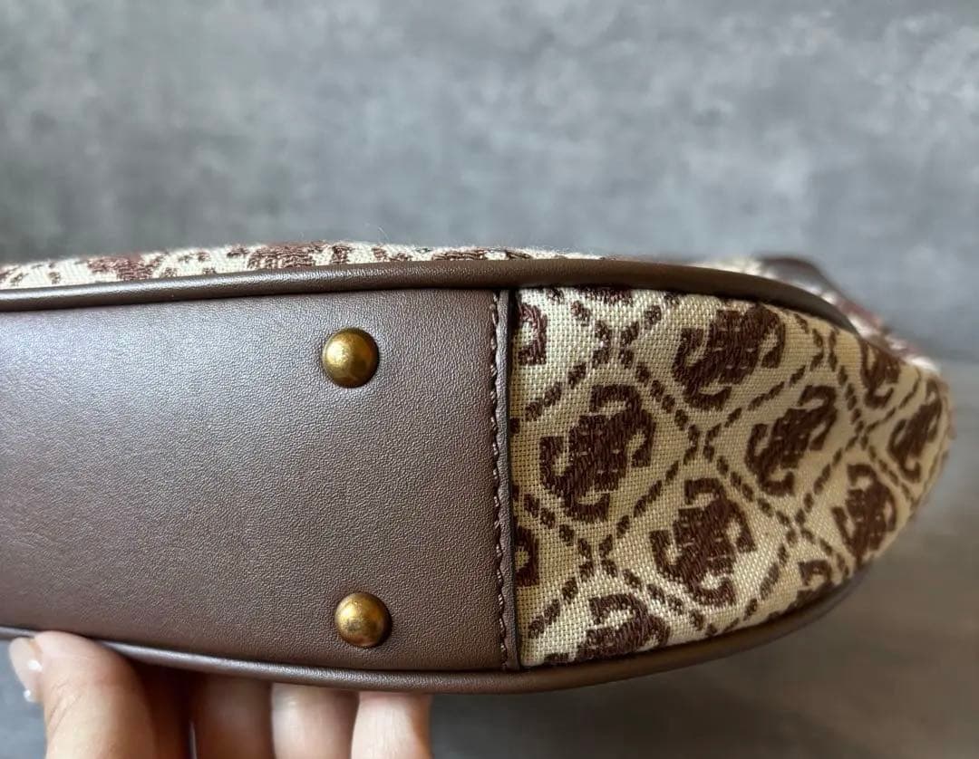 【極美品】GUESS ゲス　ショルダーバッグ ロゴ柄 ブラウン ワンショルダー