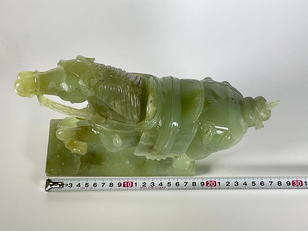 中国美術　砡製　玉石　翡翠　馬　彫刻　台座付　置物　幅約28cm
