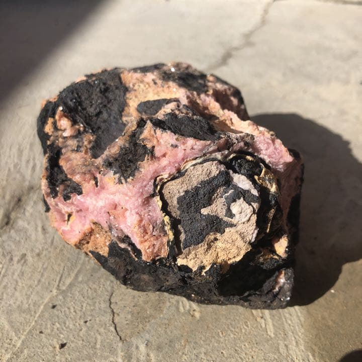 値下げしました、国産鉱物　菱マンガン鉱　原石です