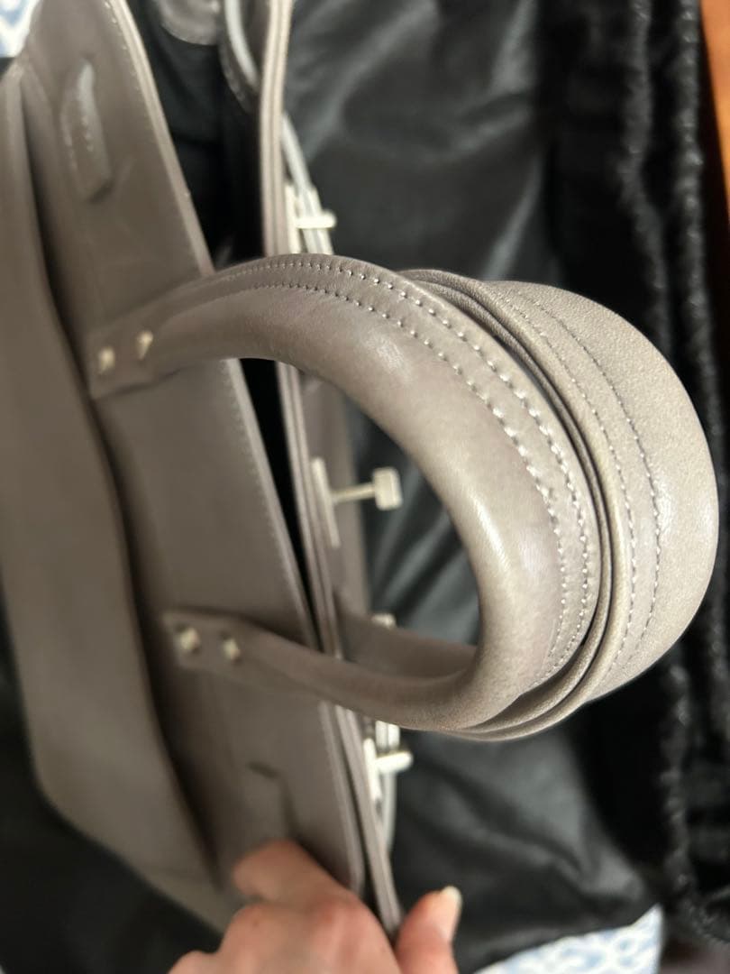 M.U.L. グレー レザーハンドバッグ