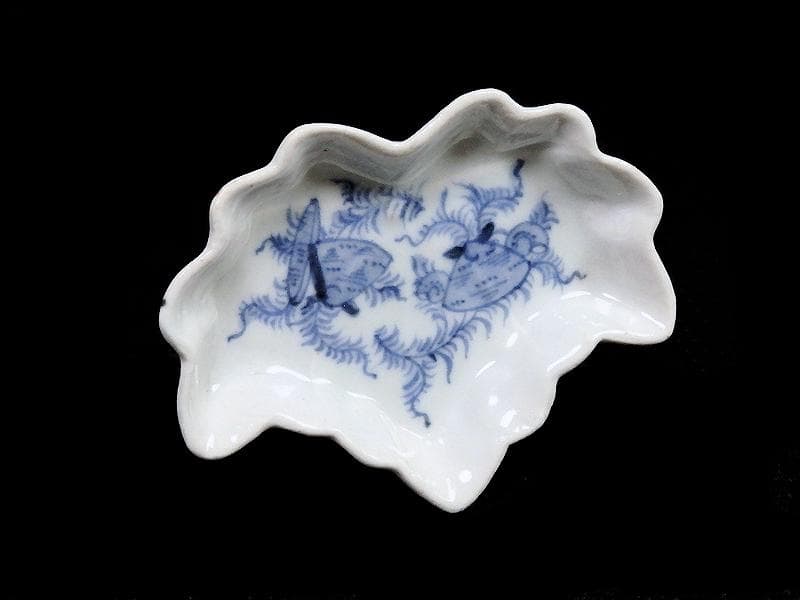 古伊万里　染付　貝に水草の図　桐紋変形豆皿　手塩皿　D964AS-BWr