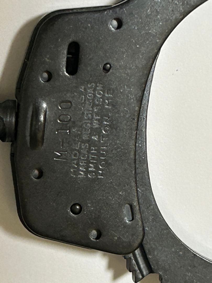 スミス&ウェッソン　ブラック手錠　アメリカ製。鍵二つあり　金属製