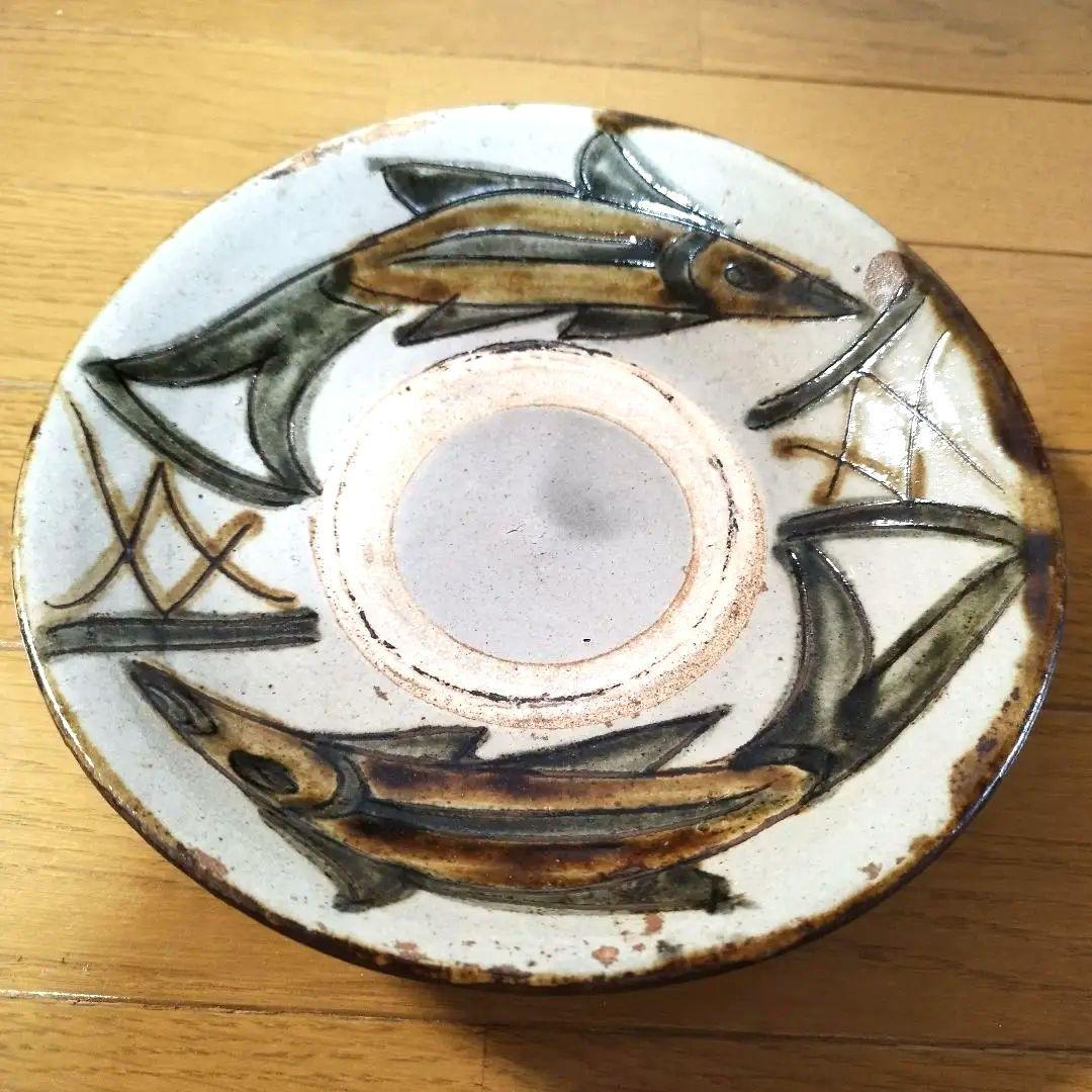 沖縄の人間国宝　伝・金城次郎　双魚文の大きめ飾り皿 　無銘の壺屋時代作品