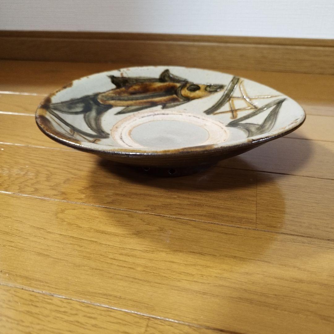 沖縄の人間国宝　伝・金城次郎　双魚文の大きめ飾り皿 　無銘の壺屋時代作品