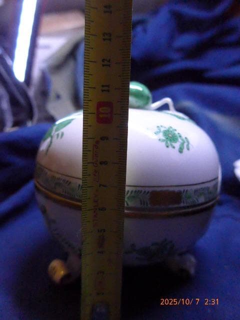 全て手彩色のヘレンドのアポニーグリーンの豪華な脚付き菓子器です。フィニアルは苺