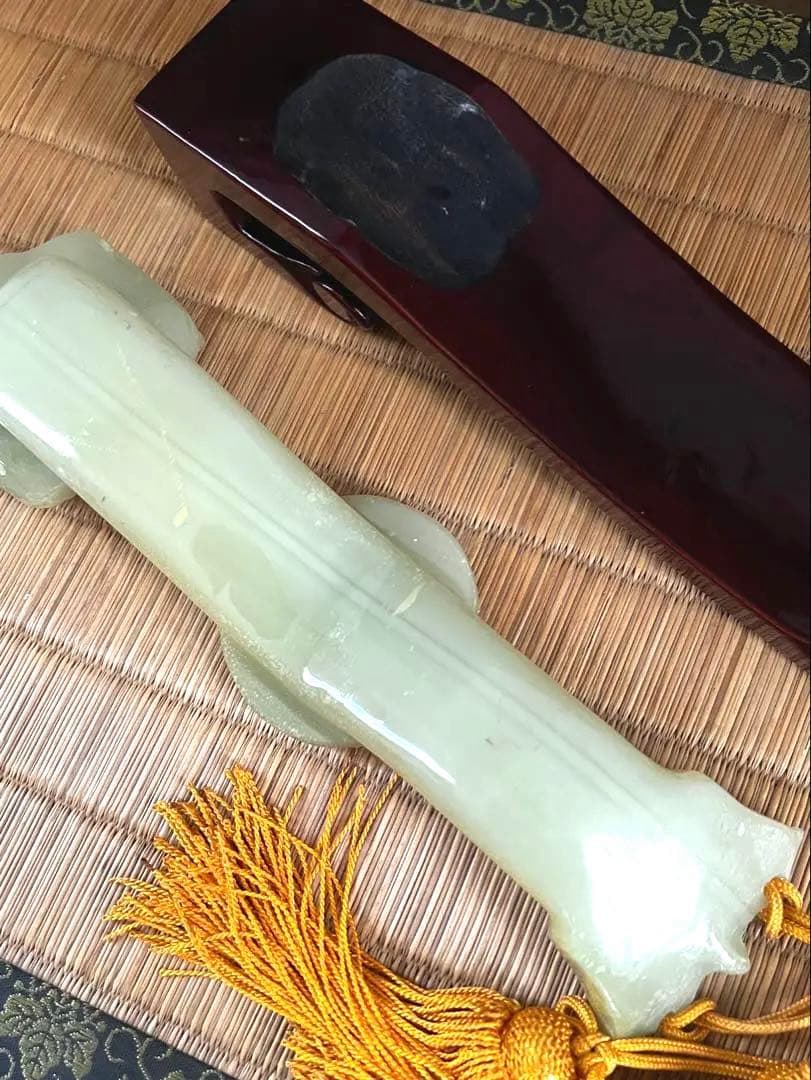 古翡翠 緑砡石 龍蝙蝠刻 如意 台座付き