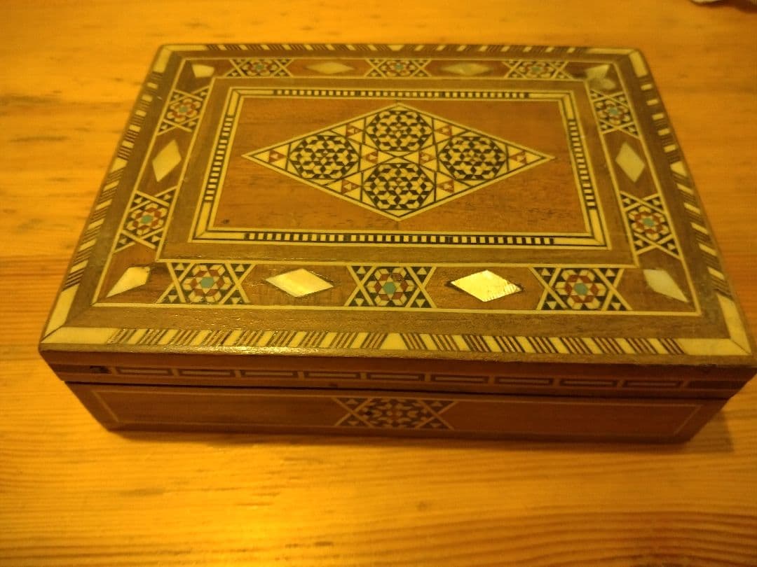 幾何学模様の木製ボックス