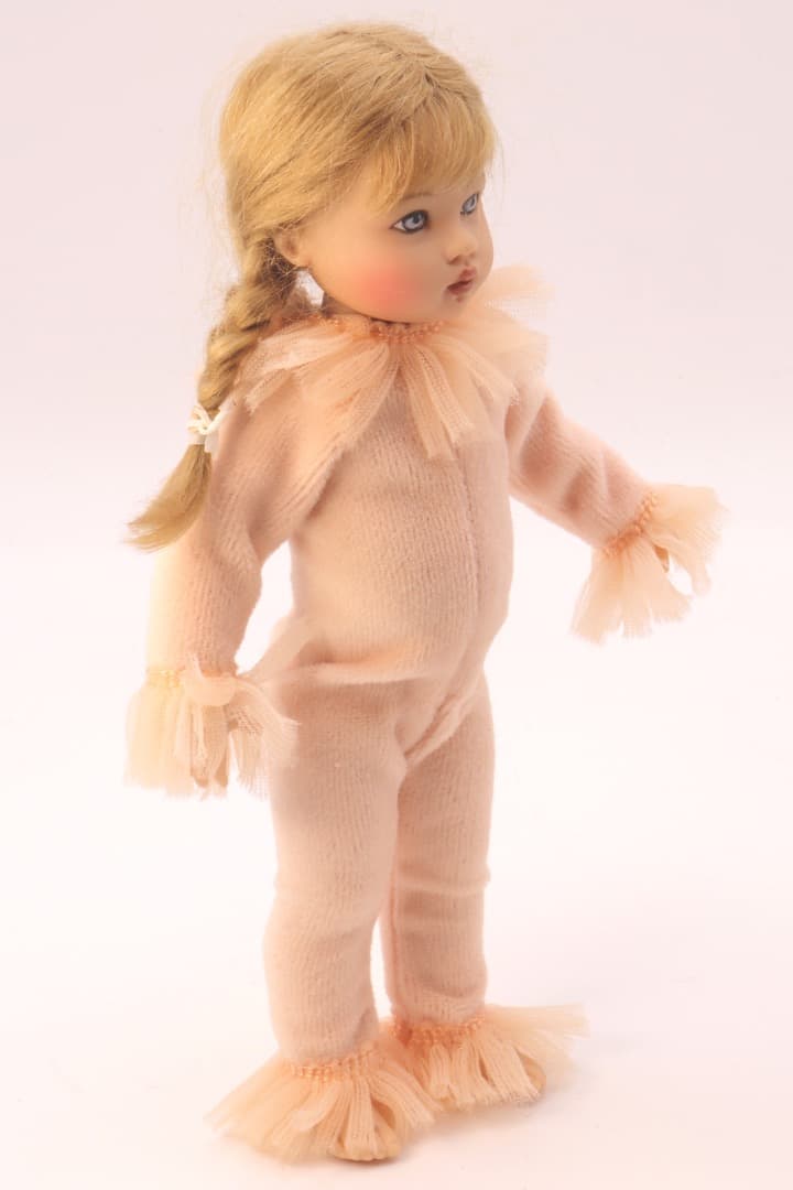 riley & Jingles ピンクのロンパースを着た女の子ドール19cm