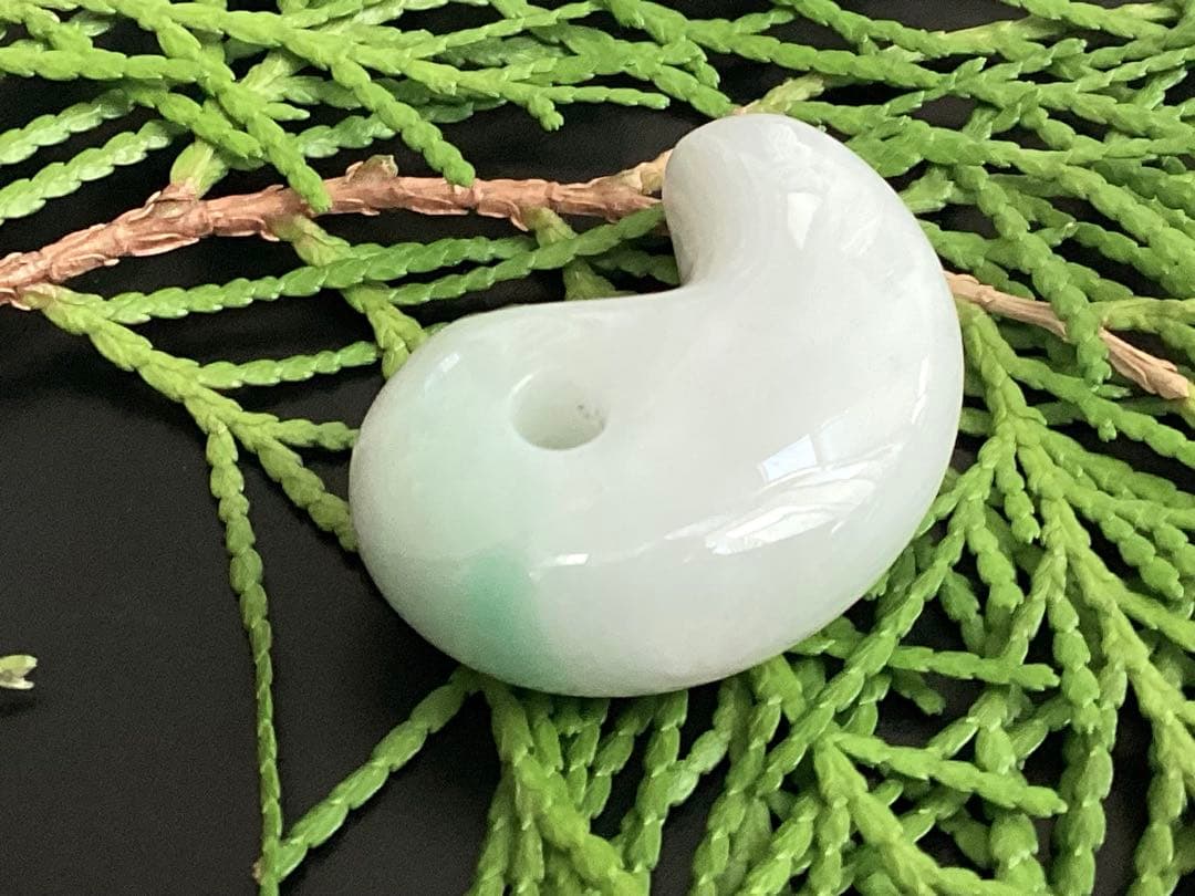 ✳premiumシリーズ一流の勾玉　糸魚川翡翠　再結晶線入り　御守りに鑑別書付‼️