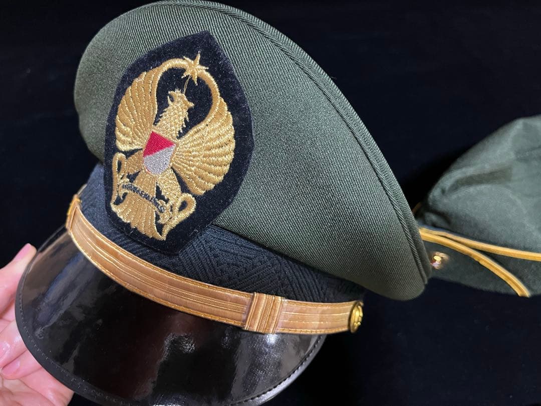 インドネシア国軍　陸軍の帽子2種とベルト　TNI