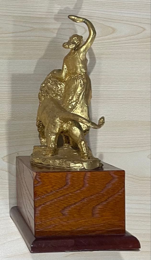 金メッキ 女性とライオン 彫刻