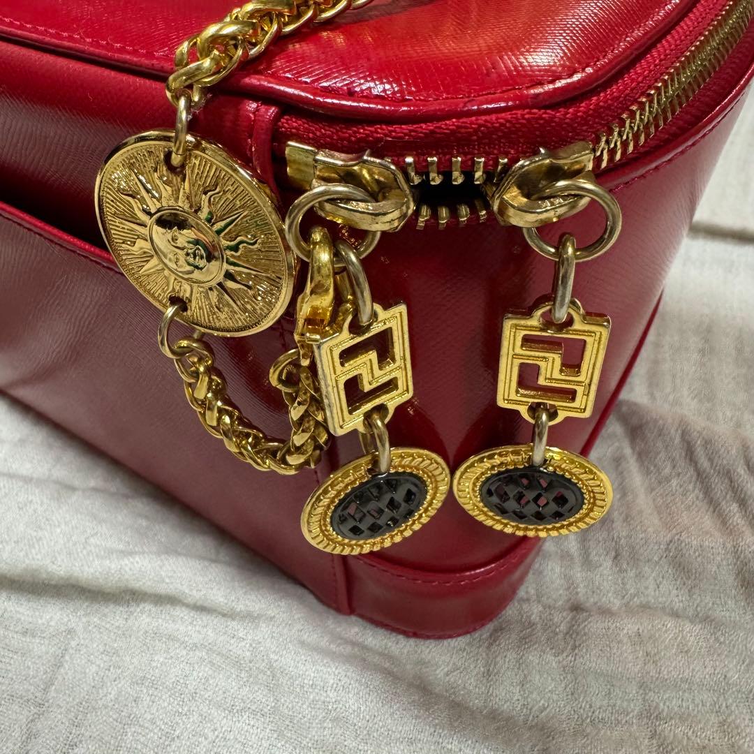 美品 VERSACE レザー バニティバッグ 赤　ファスナー チャーム 太陽