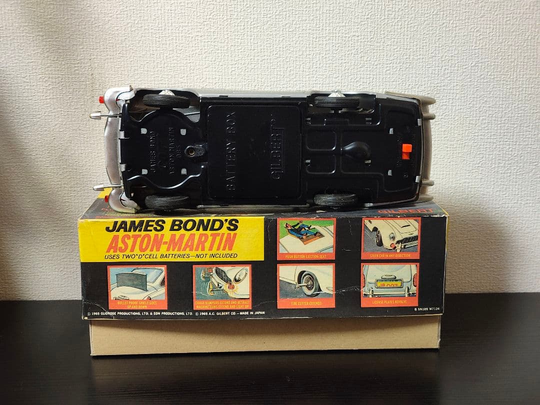 ギルバード　アストンマーチン　007　ジェームズ・ボンド