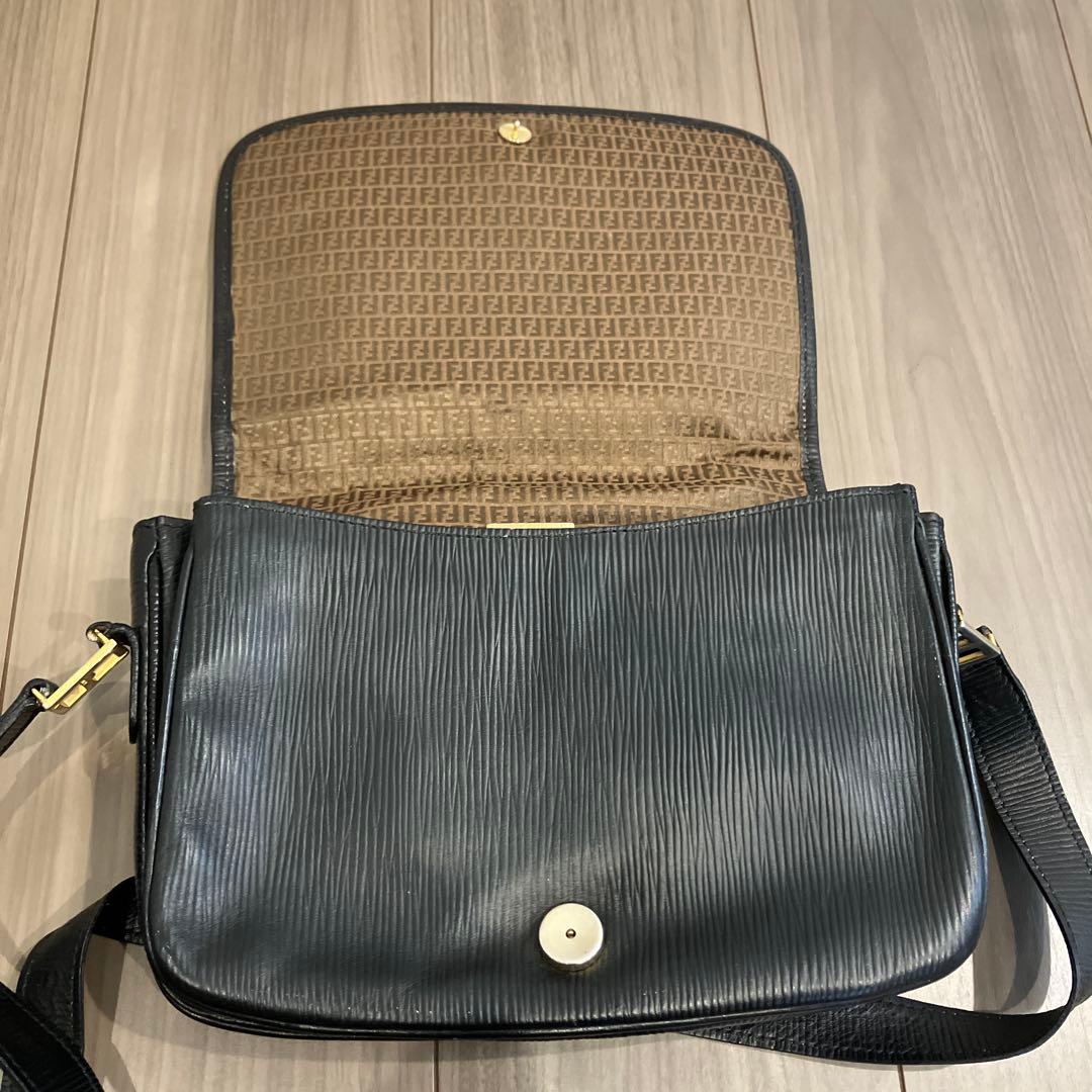FENDI フェンディ ショルダーバッグ クロスボディ 肩掛け 斜め掛け 黒