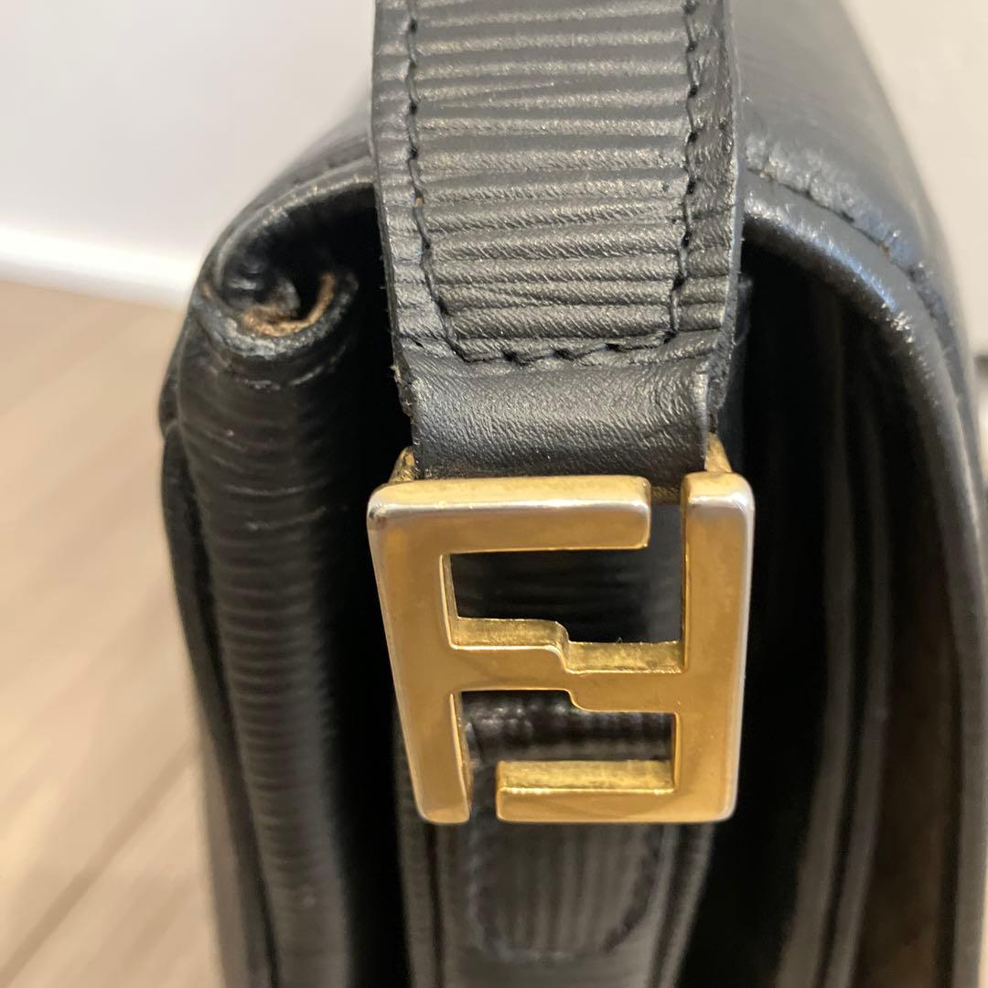 FENDI フェンディ ショルダーバッグ クロスボディ 肩掛け 斜め掛け 黒