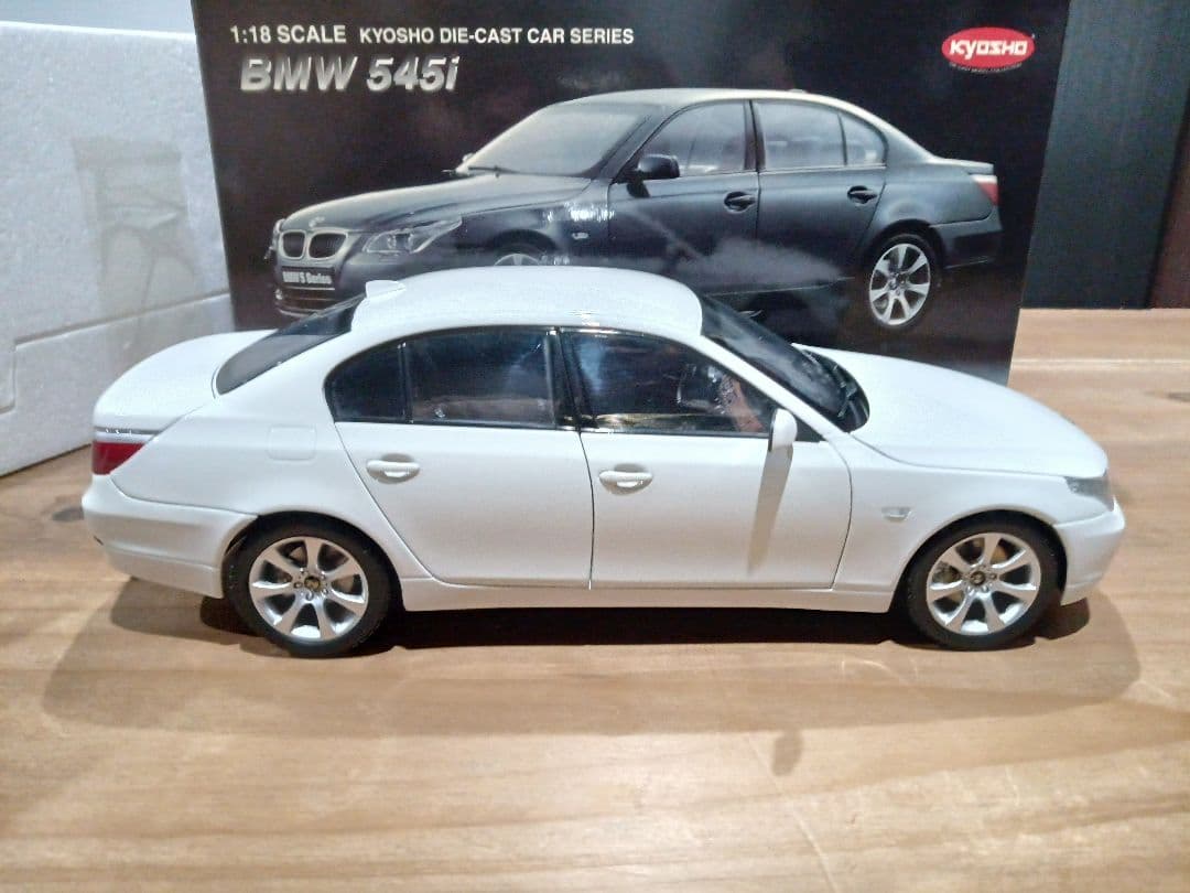 1/18 京商　BMW 5シリーズ　セダン E60 545i ミニカー　ホワイト