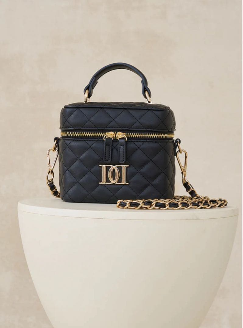 りの　新品未開封　キルティングスクエアミニバッグBLK