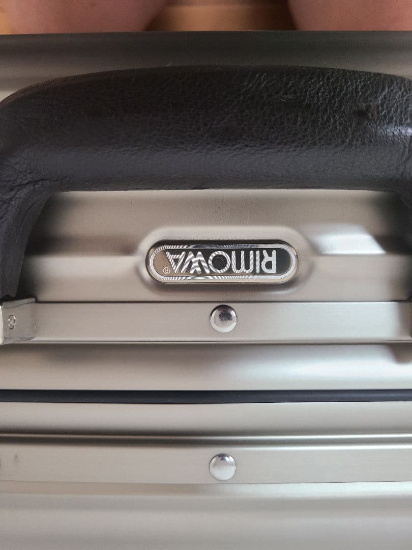 リモワ トパーズ プレミアム 35L 機内持ち込み 2輪 チタニウム アルミ