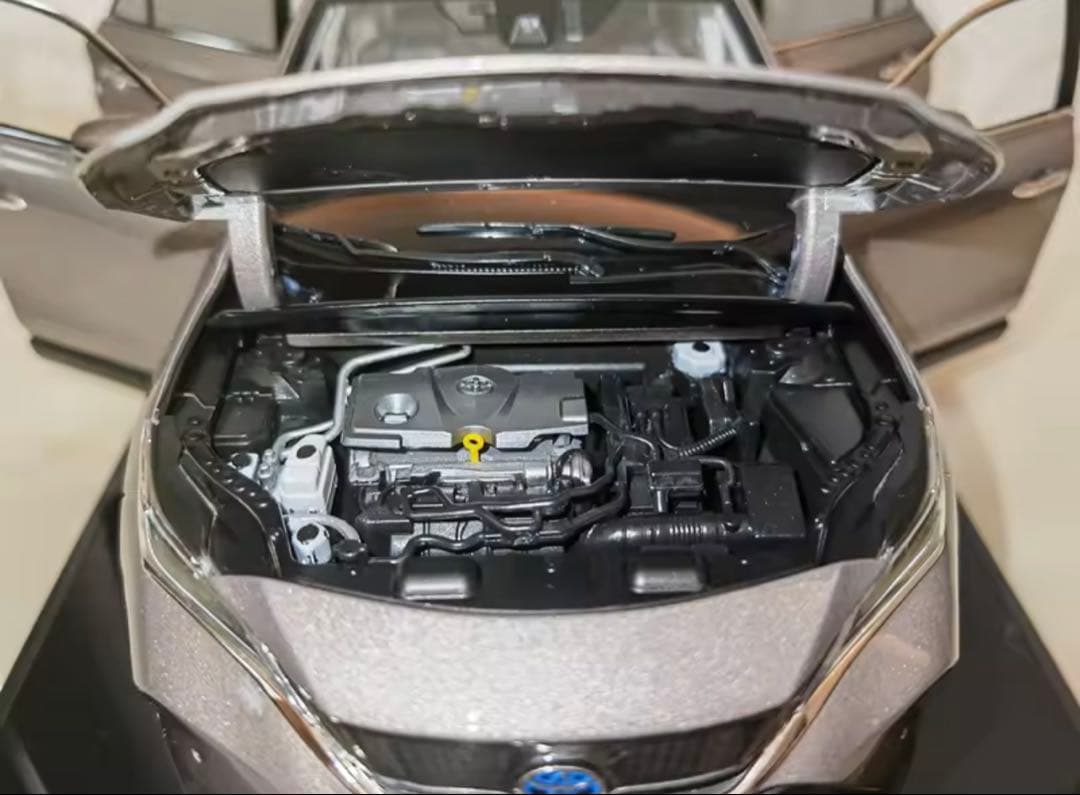 トヨタ ハリアー 1/18スケールモデルミニカー