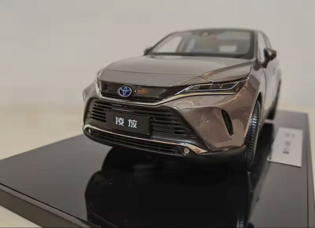 トヨタ ハリアー 1/18スケールモデルミニカー