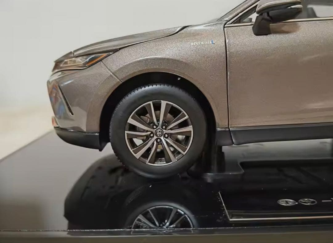トヨタ ハリアー 1/18スケールモデルミニカー