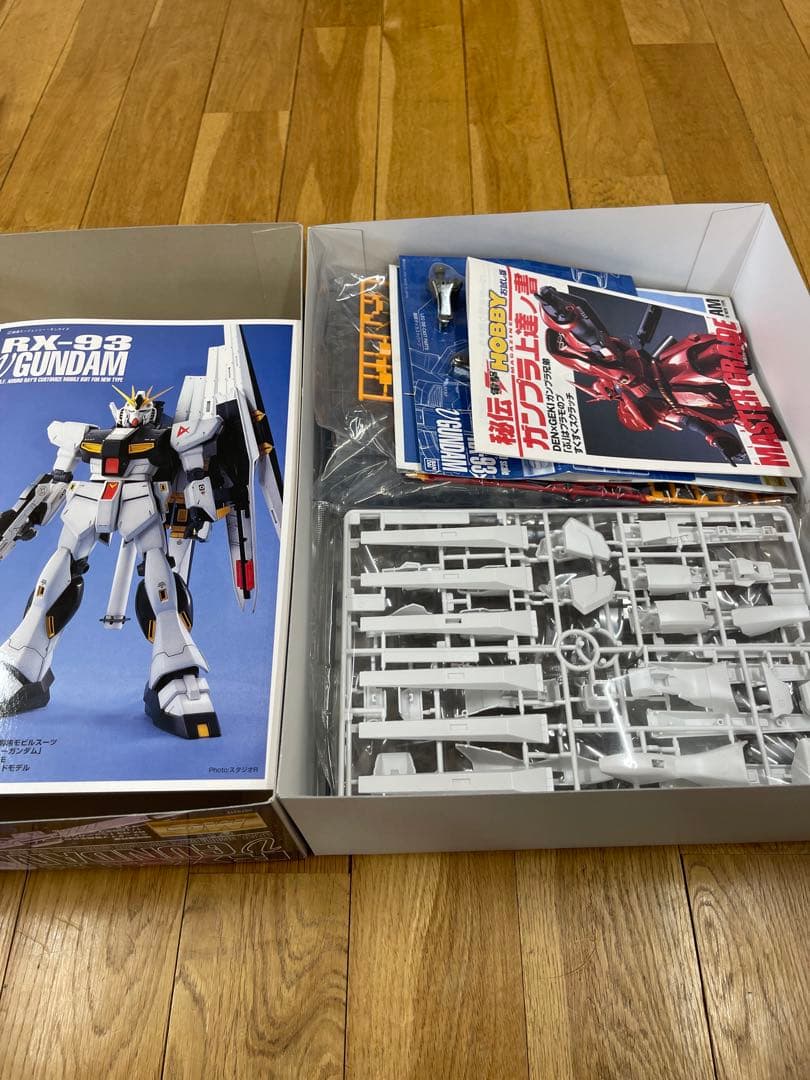 RX-93 νガンダム 1/100 プラモデル