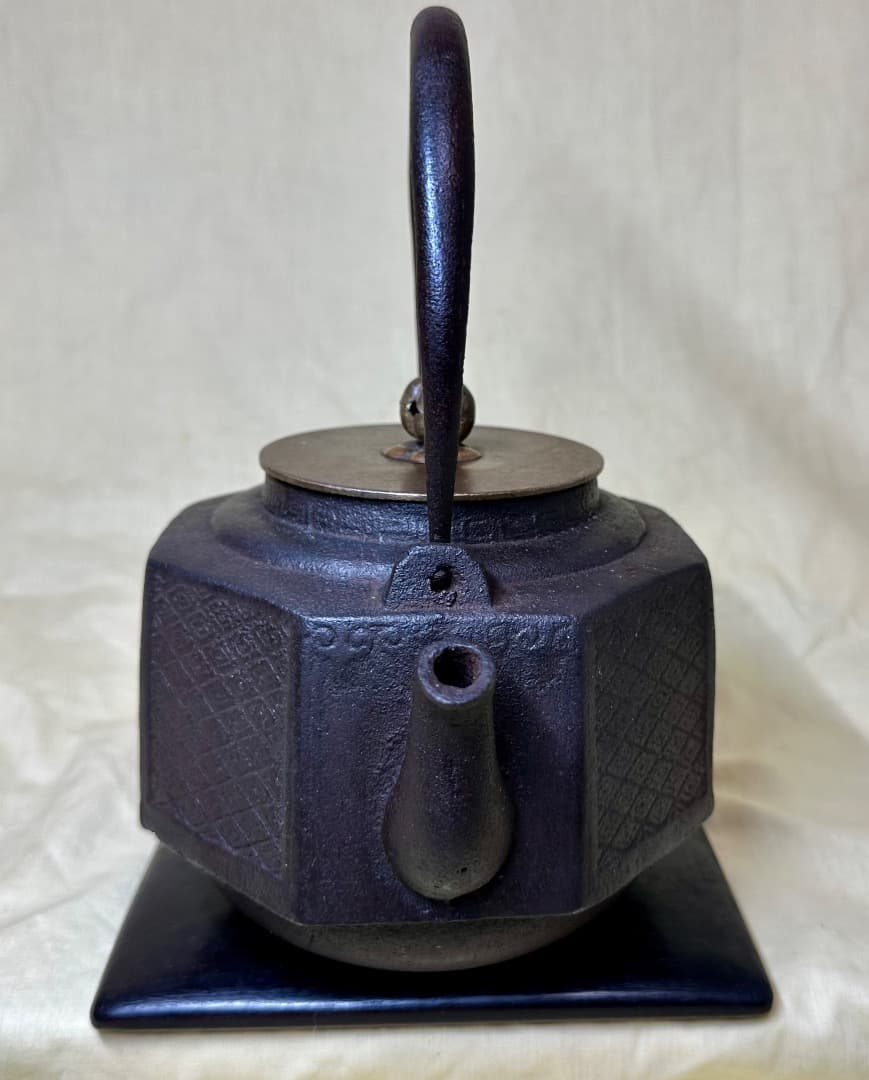 龍文堂」ハ角形鉄瓶・寒月梅花彫