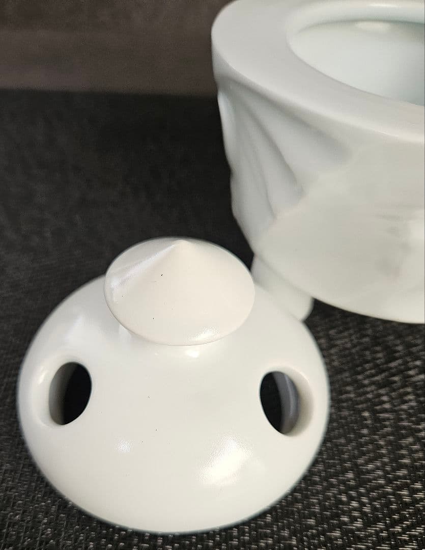 有田焼　名工　田中一位作　白磁　おうとつ造　三脚　香炉　茶道具　香道具