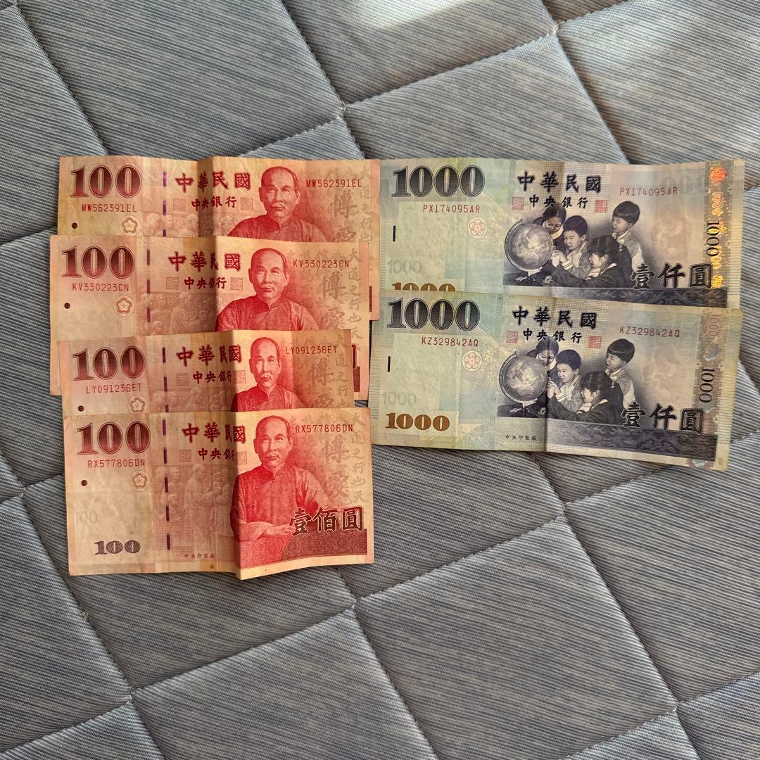 中華民国　台湾　旧貨幣 1000元2枚、100元4枚セット