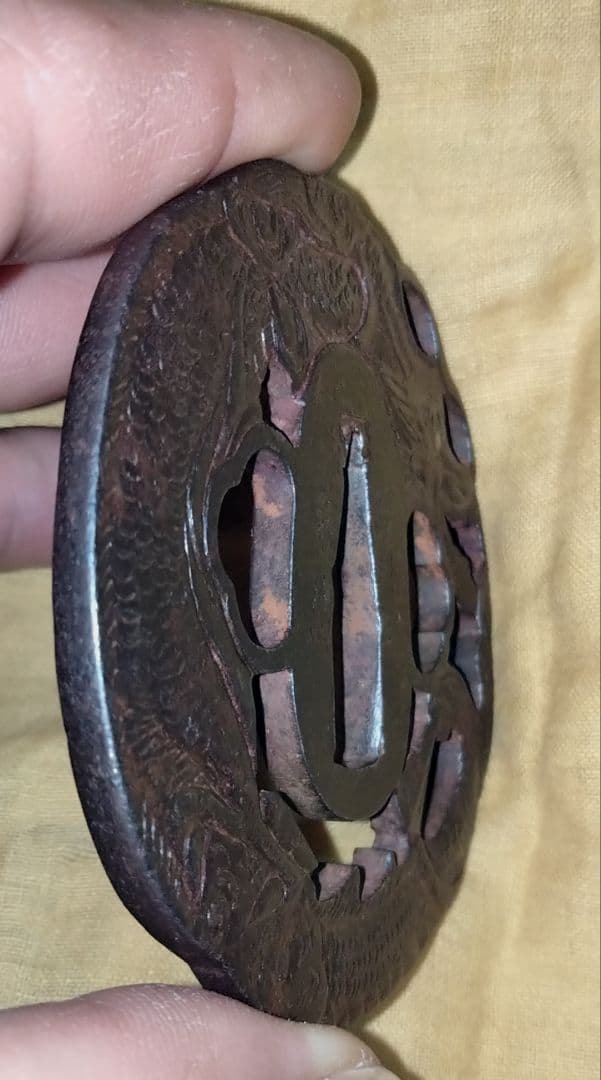 珍品　鉄鍔　鐔　(薩州住義盛　龍透かし)　江戸時代　刀工鍔　薩摩　箱付き