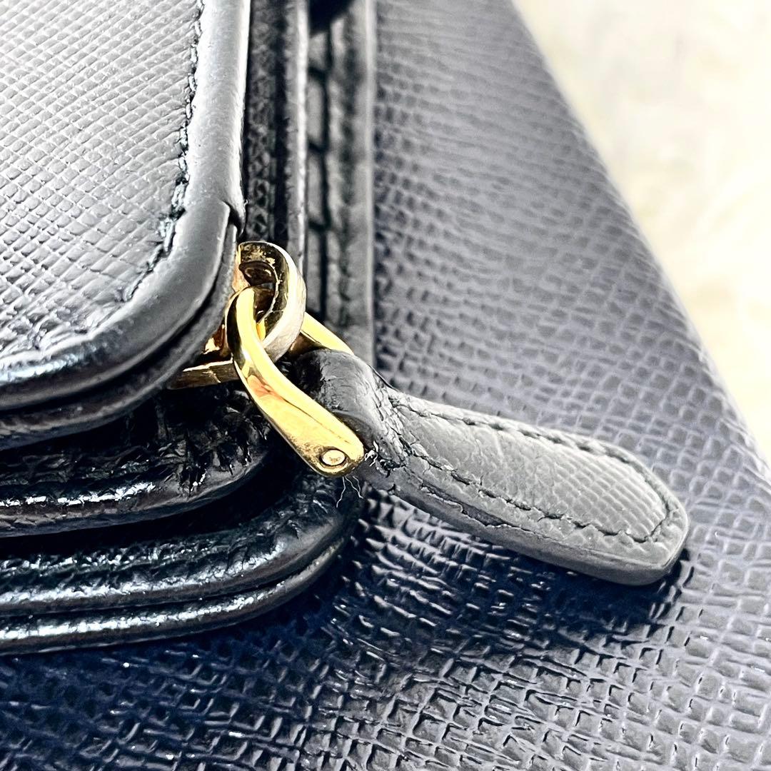 プラダ　PRADA 二つ折り財布　サフィアーノ　レザー　ブラック　黒　レディース