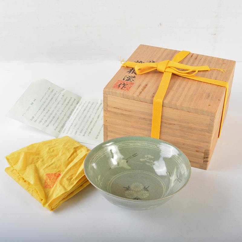 韓国人間文化財　柳海剛（柳根瀅）作　高麗青磁　象嵌鶴雲文茶碗　共箱　VR6534