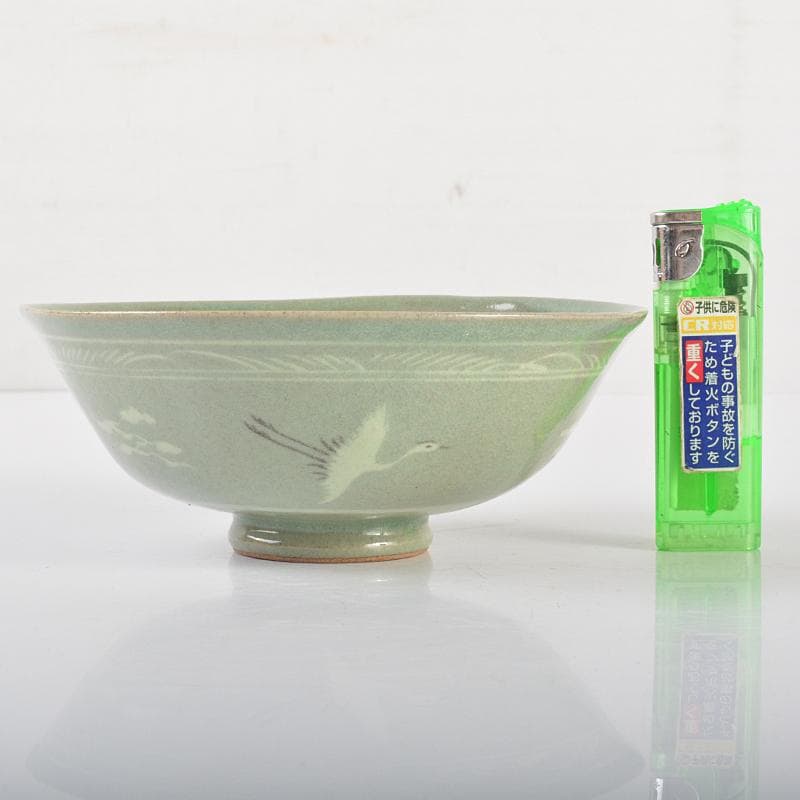 韓国人間文化財　柳海剛（柳根瀅）作　高麗青磁　象嵌鶴雲文茶碗　共箱　VR6534