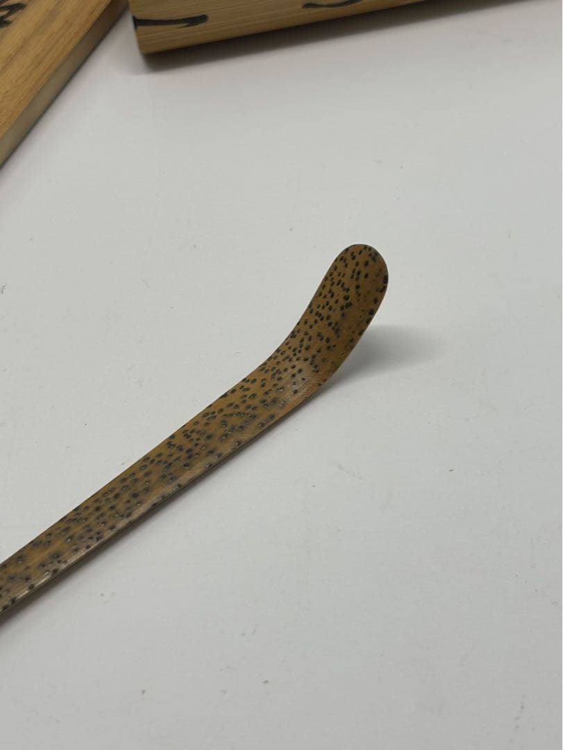 【共箱・銘「清風」】豊後 宇佐住 喜七斎 作 斑竹 茶杓／竹筒付