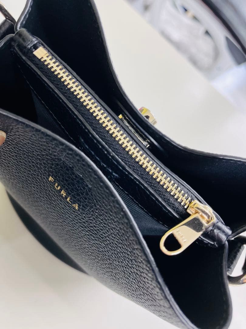 FURLA ブラック レザーバケットバッグ