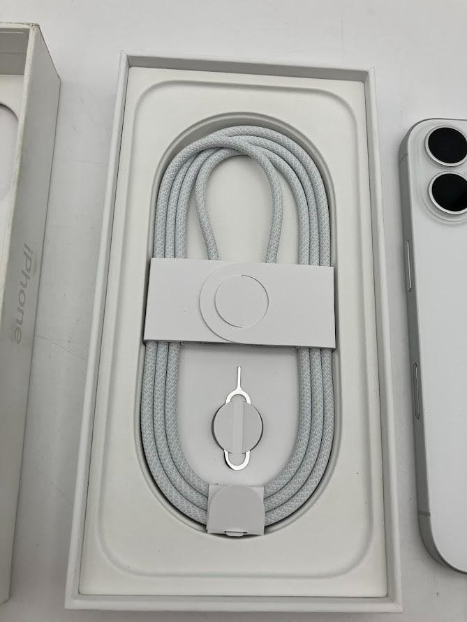 ほぼ新品　Apple iPhone 16 128GB ホワイト 本体