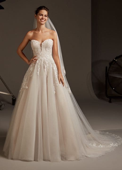 7号　プロノビアス ウェディングドレス