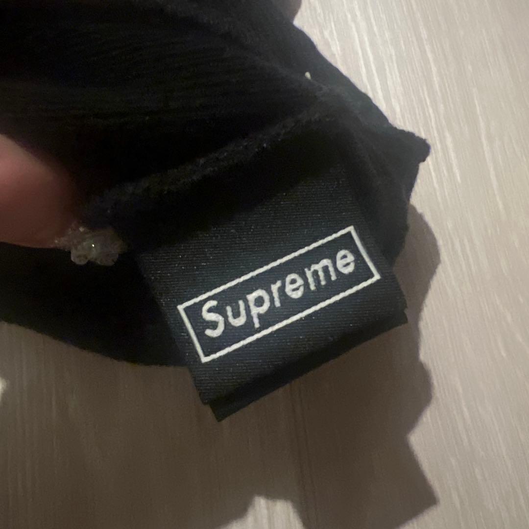 新品　レアSupreme クリスタル刺繍付きロゴ ビーニー 黒　お値下げ不可