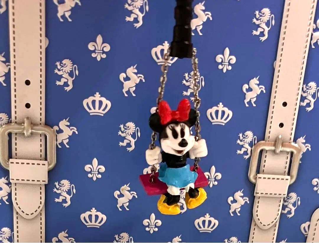 揺れる　ブランコに乗ったミニーマウス　Disney チャーム　飾り　携帯