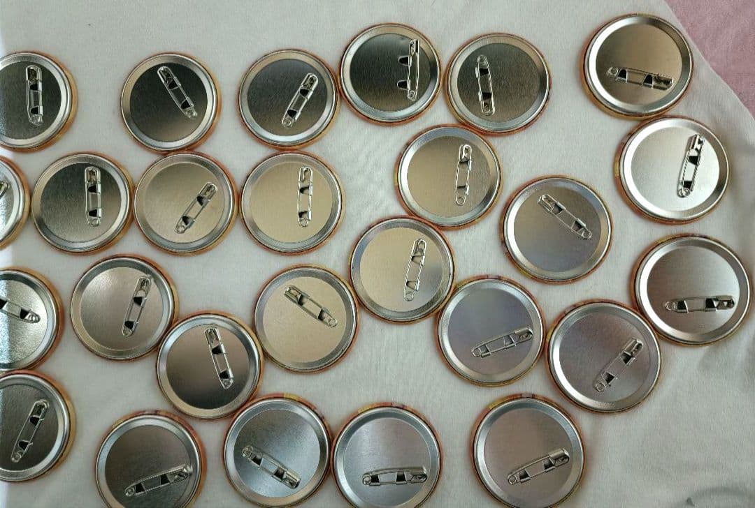 すとぷり　るぅと　缶バッチ　るとわん　僕と君の秘密基地　等身